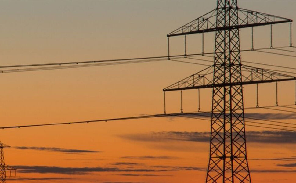 På oppdrag for Fornybar Norge har Sopra Steria og Æge Energy utarbeidet en rapport som viser hvordan det er mulig å halvere tiden det tar å få bygget ut nytt strømnett i Norge. Foto: Getty Images