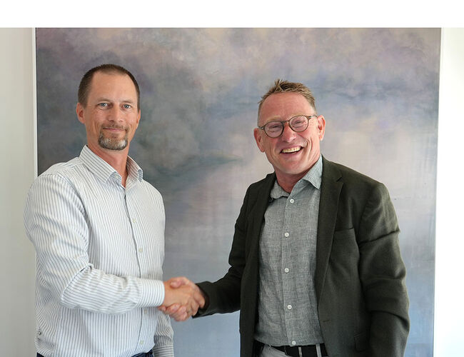 Emil Orderud, direktør for Utvikling i Akershus Energi, og Erling Kristiansen, kommunedirektør i Ullensaker kommune, ser fram til et fruktbart samarbeid om gode energiløsninger i Gardermoregionen. Foto Ullensaker kommune