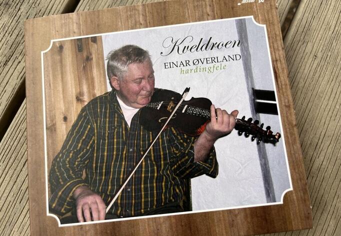 Einar Øverland er aktuell med dobbeltalbum, og har plateslepp i lag med Knut Buen i morgon.