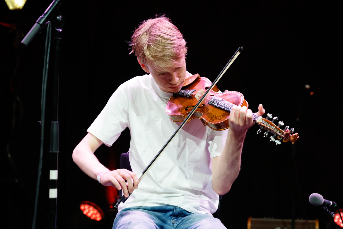 Emil Røli Daniel fekk minneprisen i 2024. Her er han i aksjon på Landsfestivalen i år. Foto: Thomas Westling/FolkOrg