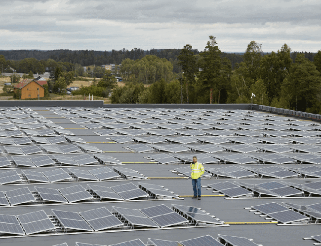 Regjeringen foreslår at nye yrkesbygg over 500 m² skal være «solkare». Foto: NHO Elektro