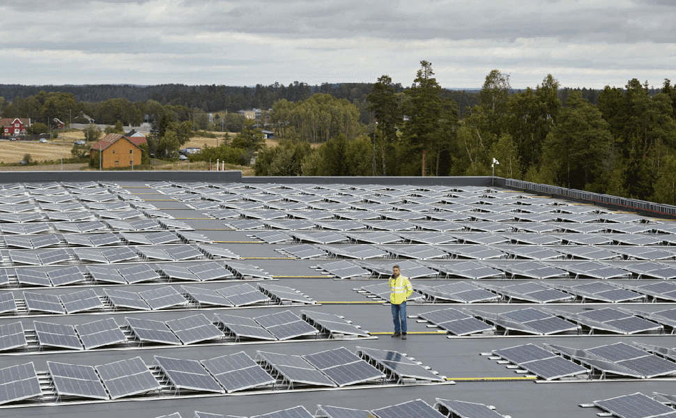 Regjeringen foreslår at nye yrkesbygg over 500 m² skal være «solkare». Foto: NHO Elektro