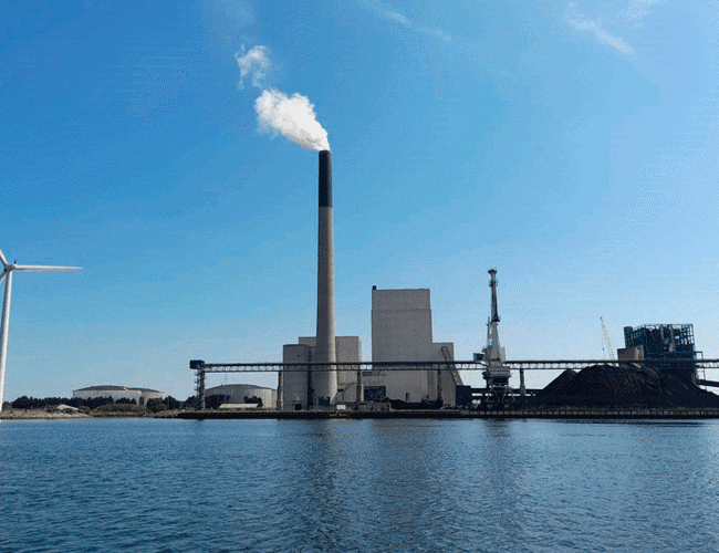 Nordjyllandsværket er nå det eneste kraftverket i Danmark hvor det fortsatt brukes kull, blant annet til fjernvarmeproduksjon. Det forventes faset ut fra rundt 2029. Foto: Aalborg Forsyning.