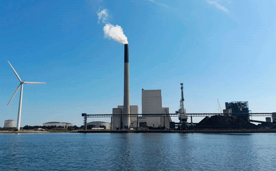 Nordjyllandsværket er nå det eneste kraftverket i Danmark hvor det fortsatt brukes kull, blant annet til fjernvarmeproduksjon. Det forventes faset ut fra rundt 2029. Foto: Aalborg Forsyning.