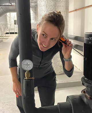 – Hvis alle gårdeiere tok i bruk kunnskapene fra “Fang Energityven” ville dette raskt styrke kraftbalansen, sier Mie Fuglseth, daglig leder i Grønn Byggallianse. Her avbildet under fjorårets «Fang Energityven» på Ski Storsenter. Foto: Grønn Byggallianse