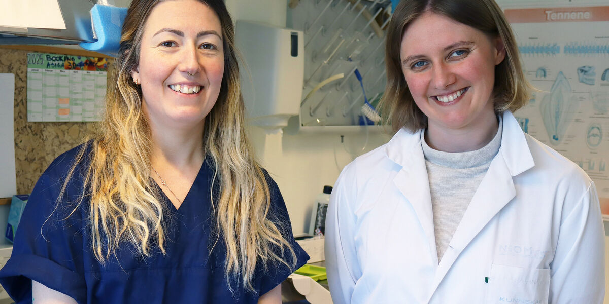 Picture of NIOM engineer Heidi Holm and visiting scientist Kristine Andreassen in the NIOM lab. Photo: NIOM