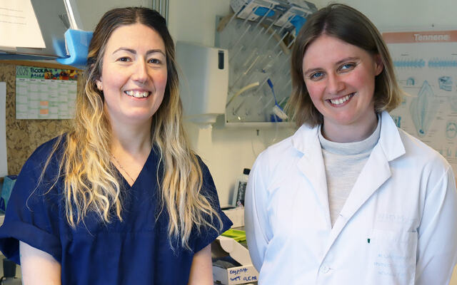 Picture of NIOM engineer Heidi Holm and visiting scientist Kristine Andreassen in the NIOM lab. Photo: NIOM