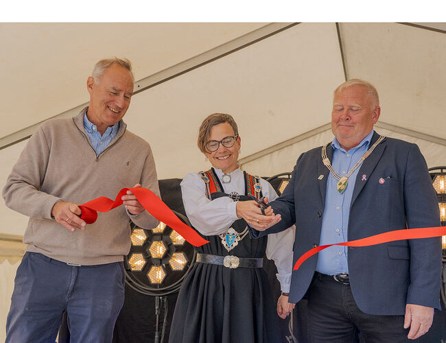 Erik Andersen (t.v.), leder Vekst, miljø og eierstyring i Å Energi Vannkraft, Sigrid Simensen Ilsøy, ordfører i Hol kommune og ordfører Oddvar Svendsen i Nore og Uvdal kommune, klippet i fellesskap sløyfebåndet og erklærte Godfarfoss kraftverk for åpnet. Foto: Å Energi
