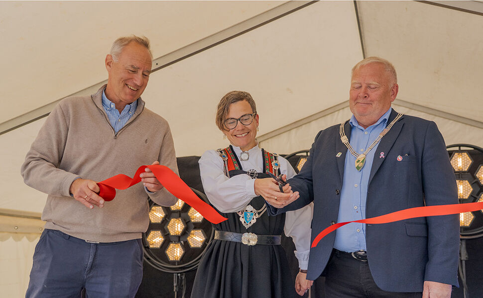 Erik Andersen (t.v.), leder Vekst, miljø og eierstyring i Å Energi Vannkraft, Sigrid Simensen Ilsøy, ordfører i Hol kommune og ordfører Oddvar Svendsen i Nore og Uvdal kommune, klippet i fellesskap sløyfebåndet og erklærte Godfarfoss kraftverk for åpnet. Foto: Å Energi