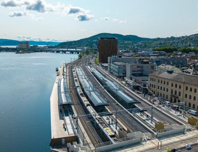 Drammen togstasjon er først ute med solceller på takene over perrongene. FOTO: Marius Andresen, LOBAS
