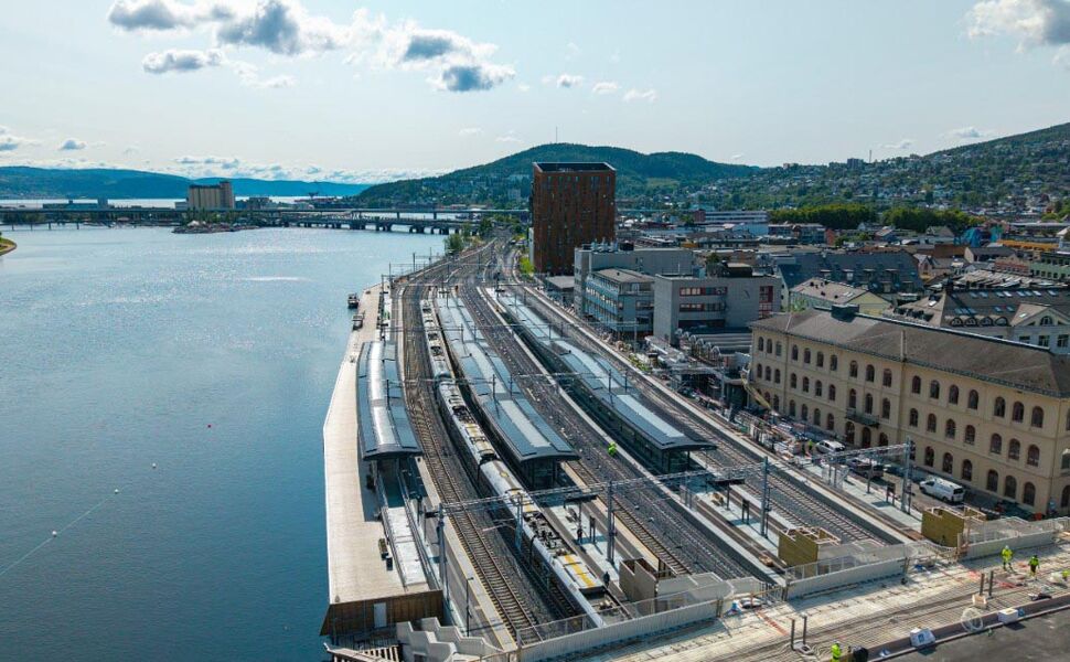 Drammen togstasjon er først ute med solceller på takene over perrongene. FOTO: Marius Andresen, LOBAS