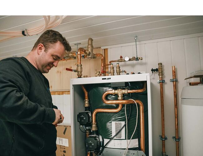Installasjon av akkumulatortank i enebolig. Foto: Håkon Bjørngård/Enova