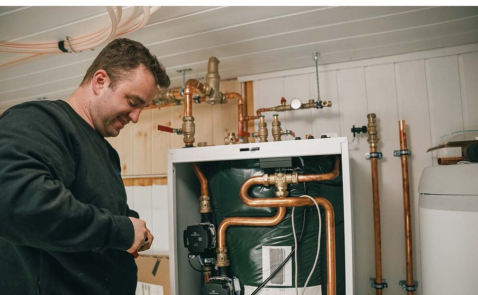 Installasjon av akkumulatortank i enebolig. Foto: Håkon Bjørngård/Enova