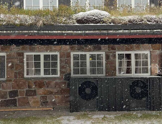 Luft-til-vann-varmepumpe utenfor Tryvannstua i Oslo. Foto: Norsk Varmepumpeforening (NOVAP)