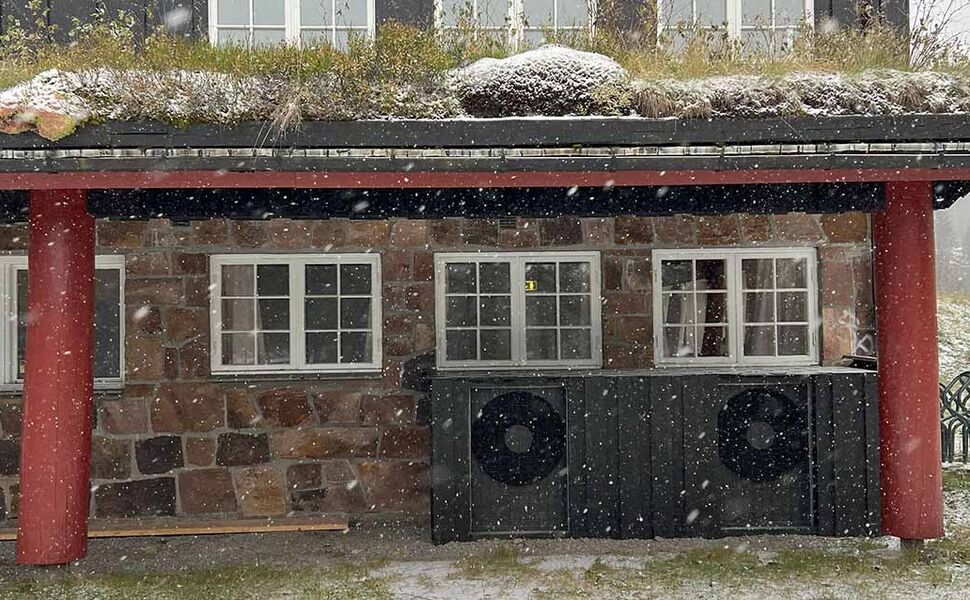 Luft-til-vann-varmepumpe utenfor Tryvannstua i Oslo. Foto: Norsk Varmepumpeforening (NOVAP)