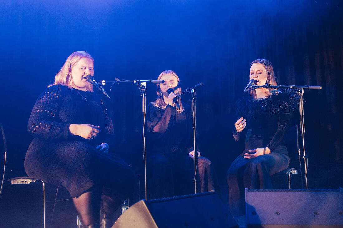 Hekate skal saman med Reolô spele på Parkteatret i Oslo i kveld. Her frå Folkelarm 2024. Foto: Anders Lillebo/FolkOrg