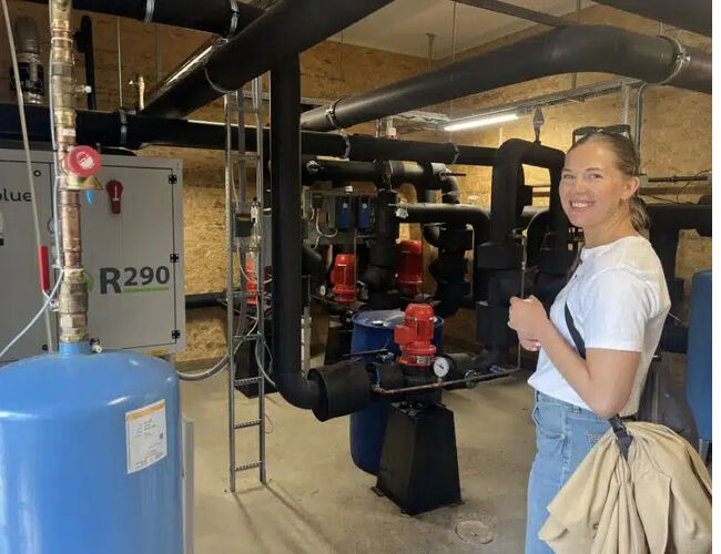 Synnøve Skjelle Andresen er prosjektleder for Energismarte idrettsanlegg i ZERO. Her besøker hun Kolbotn Energisentral, som varmer opp kunstgressbaner med geotermisk varme. Foto: Elisabeth Bergskaug/ZERO