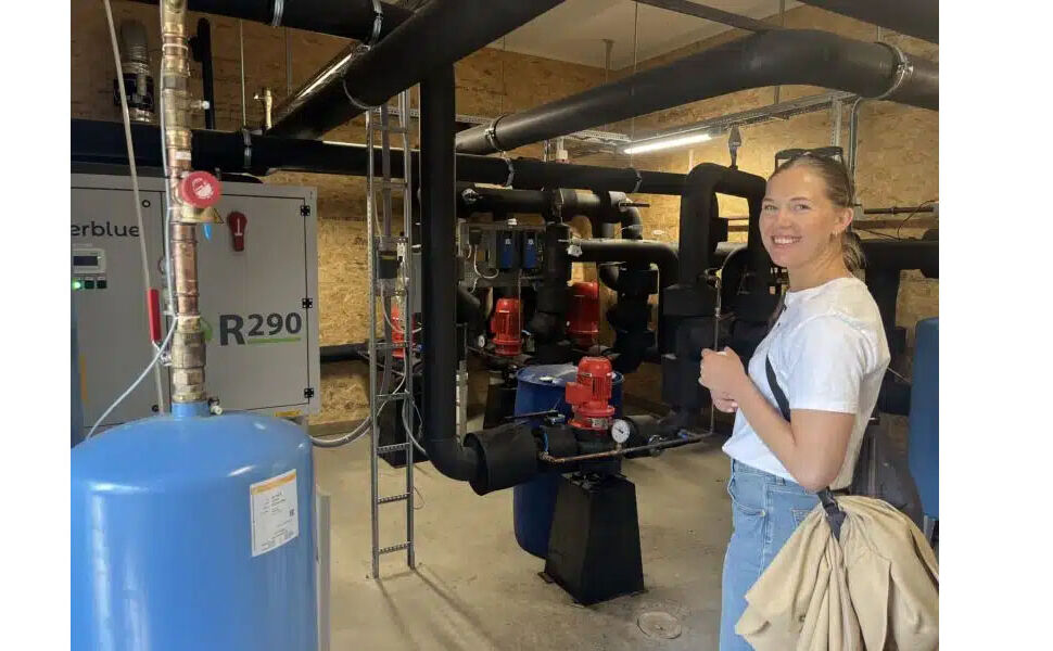 Synnøve Skjelle Andresen er prosjektleder for Energismarte idrettsanlegg i ZERO. Her besøker hun Kolbotn Energisentral, som varmer opp kunstgressbaner med geotermisk varme. Foto: Elisabeth Bergskaug/ZERO