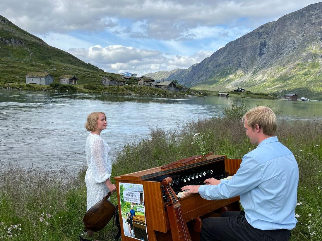 Ingrid Lingaas Fossum og Vemund Olav Aukrust kombinerer kraviklyre, song og langeleik med orgel. Foto: Sanne Løkke.