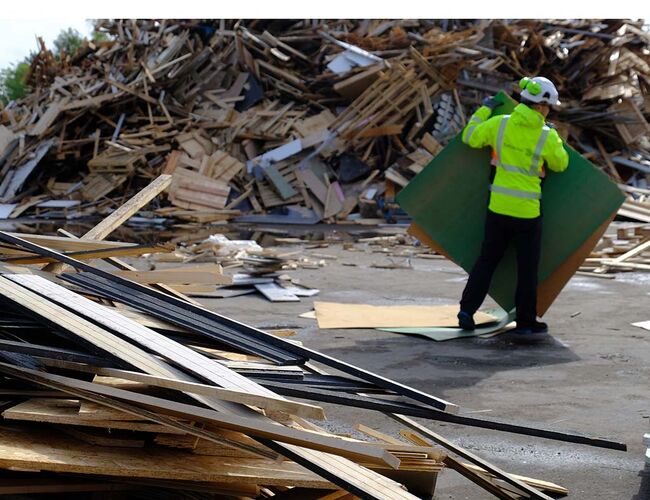 I en ny studie har forskere i prosjektet CircWOOD undersøkt hva slags trevirke som faktisk blir levert inn til tre store norske gjenvinningsstasjoner på Østlandet og i Trøndelag, både fra industri og husholdninger. Målet har vært å finne ut hvor mye av det som kunne fått nytt liv. Foto: Kathrine Torday Gulden