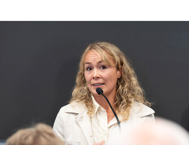 – Det aller viktigste med bioenergi er at det er en lokalt produsert energiform, helt uavhengig av vann, sol eller vind,sier direktør Marit Storvik i Eidsiva Bioenergi. Her fotografert under seminaret ”Grønn sikkerhet: Er bioenergi Norges glemte ressurs?” på Arendalsuka den 12. august. Foto: SINTEF/Ingvild Aursland