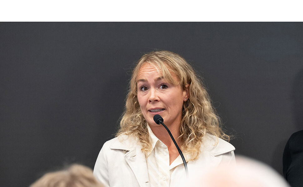 – Det aller viktigste med bioenergi er at det er en lokalt produsert energiform, helt uavhengig av vann, sol eller vind,sier direktør Marit Storvik i Eidsiva Bioenergi. Her fotografert under seminaret ”Grønn sikkerhet: Er bioenergi Norges glemte ressurs?” på Arendalsuka den 12. august. Foto: SINTEF/Ingvild Aursland