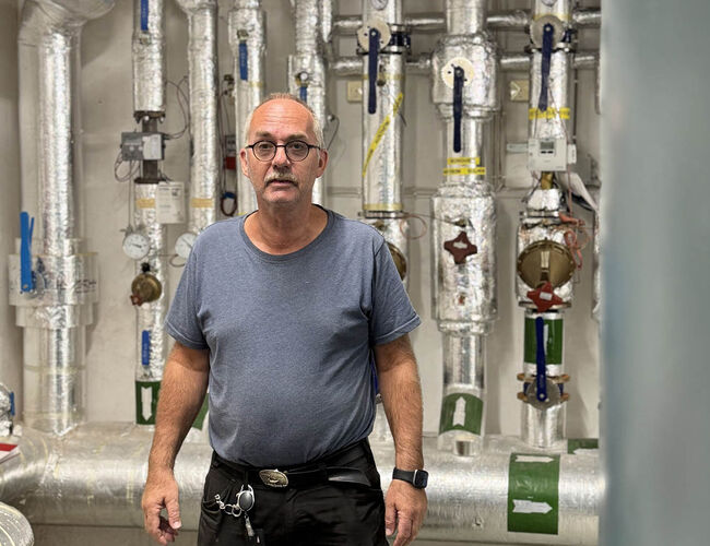 – Det handler ikke bare om å bruke mindre, men om å vite hva vi bruker hvor og hvorfor, sier Per Ivar Wold, driftsleder ved Tryggheim skular.  Foto: Noova Energy Systems