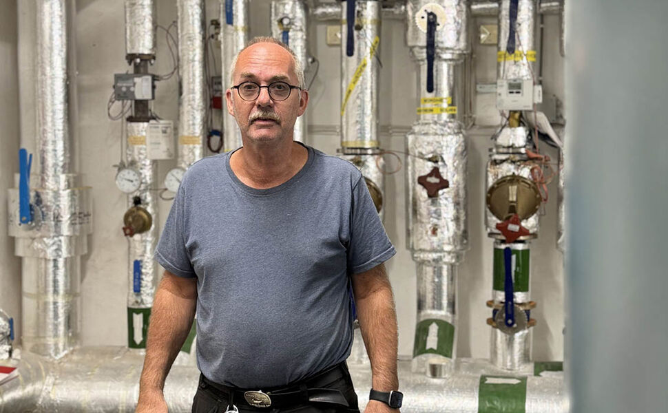– Det handler ikke bare om å bruke mindre, men om å vite hva vi bruker hvor og hvorfor, sier Per Ivar Wold, driftsleder ved Tryggheim skular.  Foto: Noova Energy Systems