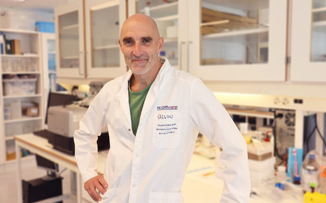Picture of Senior Scientist Silvio Uhlig in the NIOM lab.