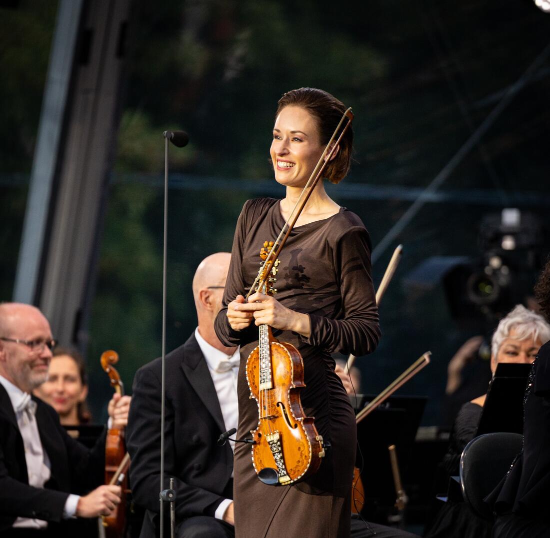 Ragnhild Hemsing, her med Ole Bull-fela frå den NRK-sende konserten i Slottsparken, urframfører eit nyskrive verk for hardingfele og symfoniorkester i kveld. Foto: Alf Simensen.