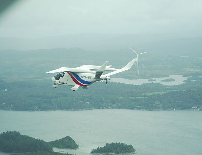 BETA ALIA i luften på vei fra Stavanger til Bergen. Foto: Avinor/Margareth Aske