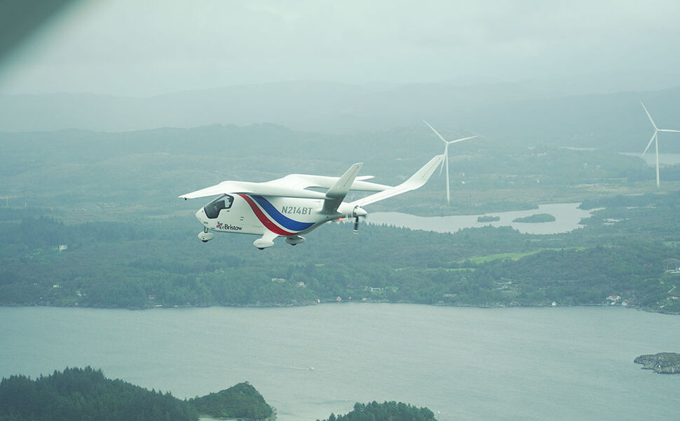 BETA ALIA i luften på vei fra Stavanger til Bergen. Foto: Avinor/Margareth Aske