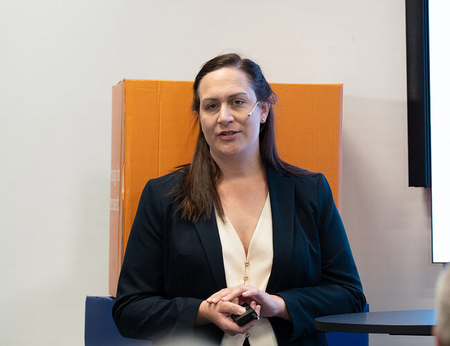 – Vi har et lite variert varmemarked i Norge, og veldig mye oppvarming er basert på strøm. Det gjør oss svært sårbare, sier forskningsleder Kathrin Weber i SINTEF Energi. Her fotografert på seminaret ”Grønn sikkerhet: Er bioenergi Norges glemte ressurs?” under Arendalsuka den 12. august. Foto: SINTEF/Ingvild Aursland
