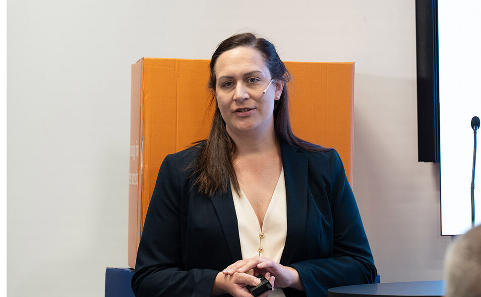 – Vi har et lite variert varmemarked i Norge, og veldig mye oppvarming er basert på strøm. Det gjør oss svært sårbare, sier forskningsleder Kathrin Weber i SINTEF Energi. Her fotografert på seminaret ”Grønn sikkerhet: Er bioenergi Norges glemte ressurs?” under Arendalsuka den 12. august. Foto: SINTEF/Ingvild Aursland