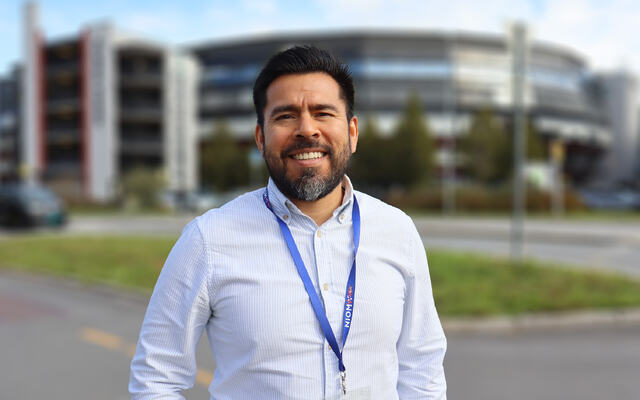 Picture of visiting scientist Oscar Daniel Rangel Huerta in front of Ullevål stadion..