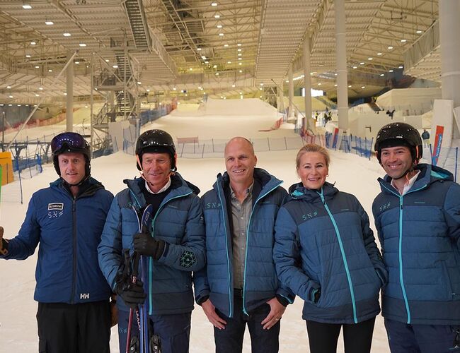 Energiminister Terje Aasland på besøk på SNØ, her sammen med blant annet Patrik Axelsson, daglig leder i Akershus Energi Varme (i midten). Foto: Akershus Energi