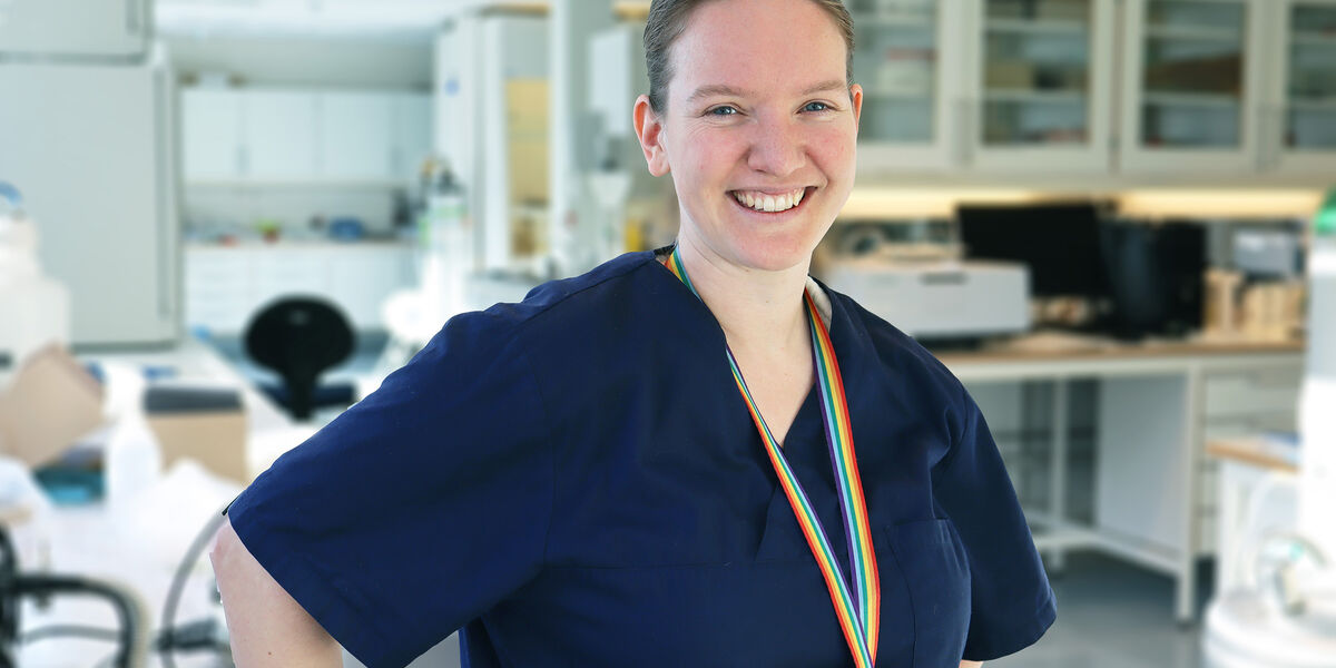 Picture of Senior Engineer Solveig Uvsløkk in the lab.
