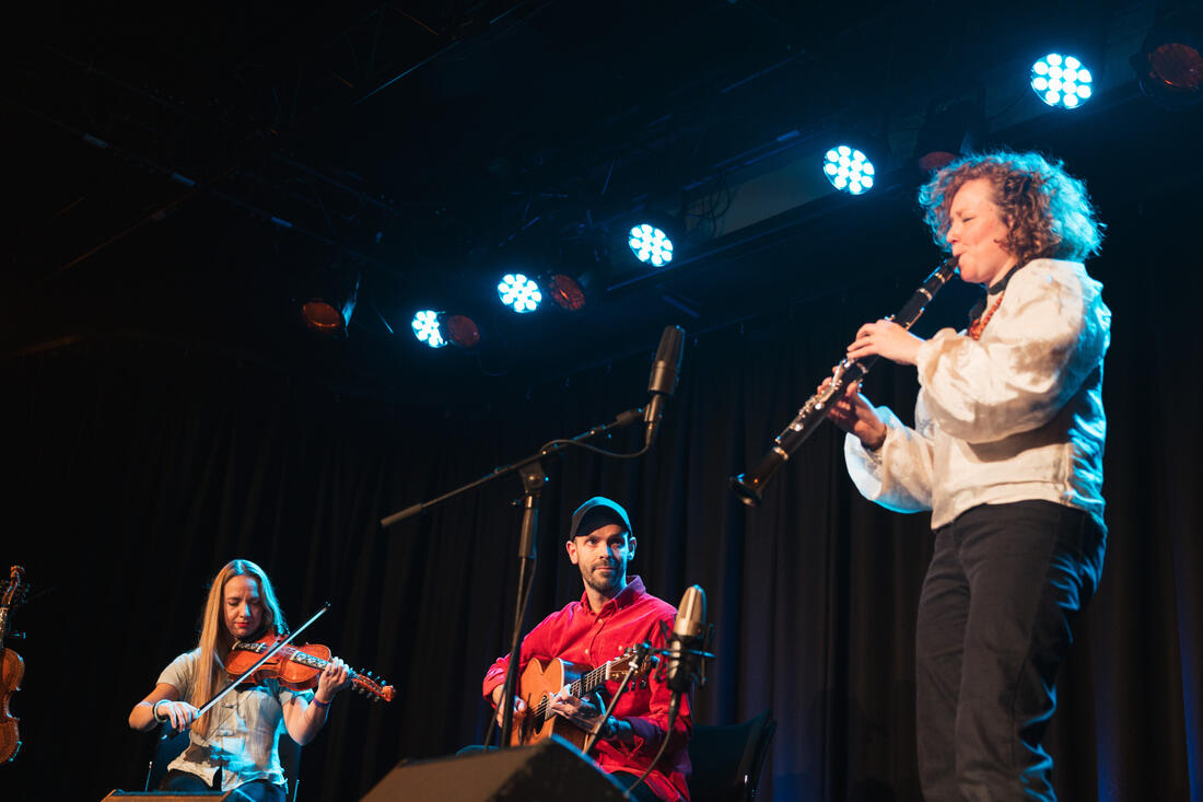 Mojna er ei av folkemusikkgruppene som skal spele på Oslo kulturnatt. Her under Folkelarm 2023. Foto: Anders Lillebo/FolkOrg