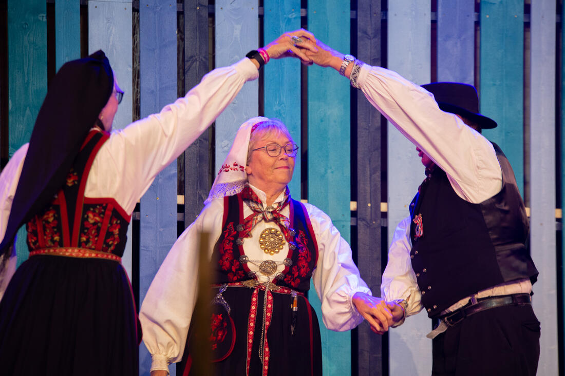 Aud Manheim i tremannsdans med Anne Svånaug Blengsdalen og Johan Bojer Vaa under Landskappleiken 2023. Foto: Runhild Heggem/FolkOrg