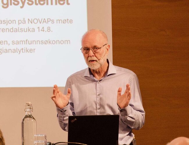 – Det er vinteren som er utfordringen i det norske energisystemet, og da særlig kuldeperioder, sier Jan Bråten, samfunnsøkonom og energianalytiker. Her fotografert på Arendalsuka den 14. august. Foto: GCE NODE/Arne Roger Janse