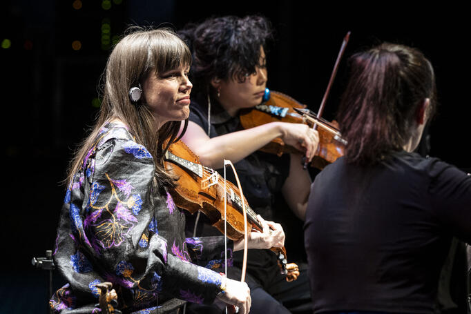 Benedicte Maurseth har saman med Kristine Tjøgersen laga musikk til den verdskjende Kronos kvartett, som skal settast opp på Riksscenen på torsdag. Foto: Rita Taylor.