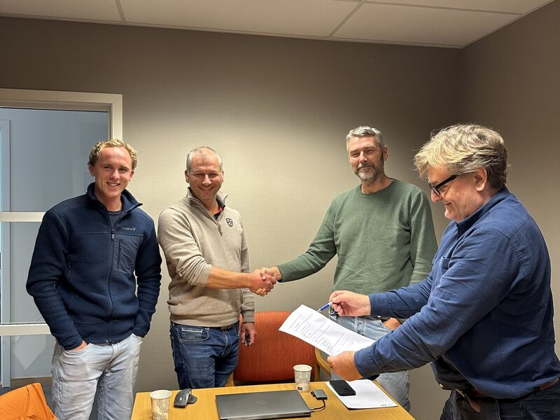 fire personer som holder en avtale