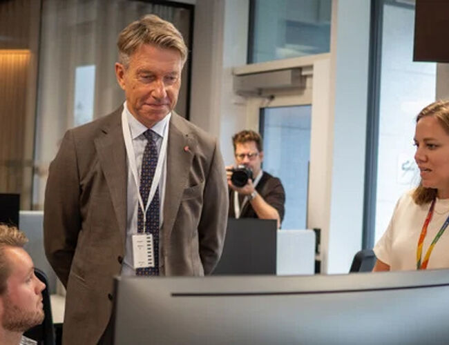 Energiminister Terje Aasland på besøk hos Elvia. Her får han en gjennomgang av deres kundeportal av to ansatte i Elvia. Foto: Jo Henrik Jarstø/Energidepartementet