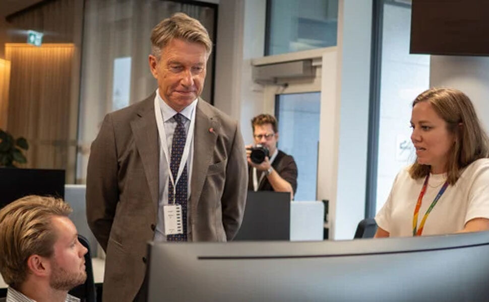 Energiminister Terje Aasland på besøk hos Elvia. Her får han en gjennomgang av deres kundeportal av to ansatte i Elvia. Foto: Jo Henrik Jarstø/Energidepartementet