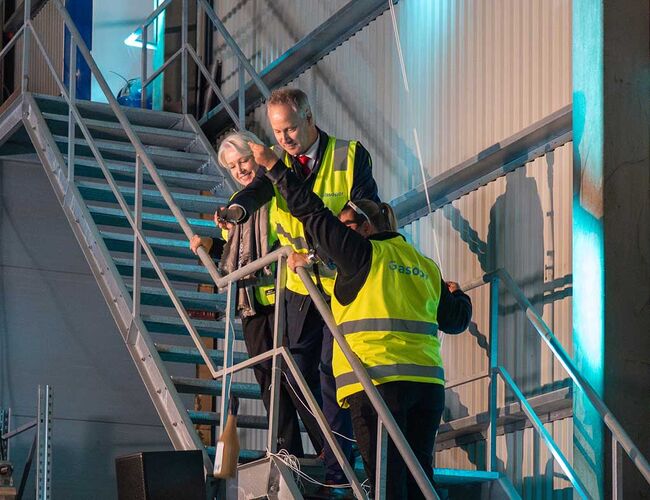 Åpningsseremoni med tauklipping og flaskeknusing. Fra venstre: Erja Sankari, konsernsjef i Partnera og samferdselsminister Jon-Ivar Nygård. Foto: Glasopor