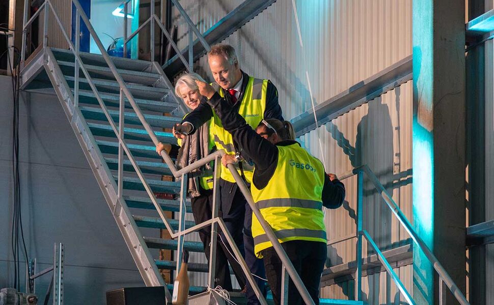 Åpningsseremoni med tauklipping og flaskeknusing. Fra venstre: Erja Sankari, konsernsjef i Partnera og samferdselsminister Jon-Ivar Nygård. Foto: Glasopor