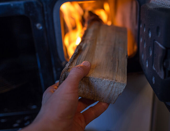 Beredskapstiltak: Det er lettere å holde varmen når strømmen går hvis du har et ildsted i hus. Foto: Norsk Varme
