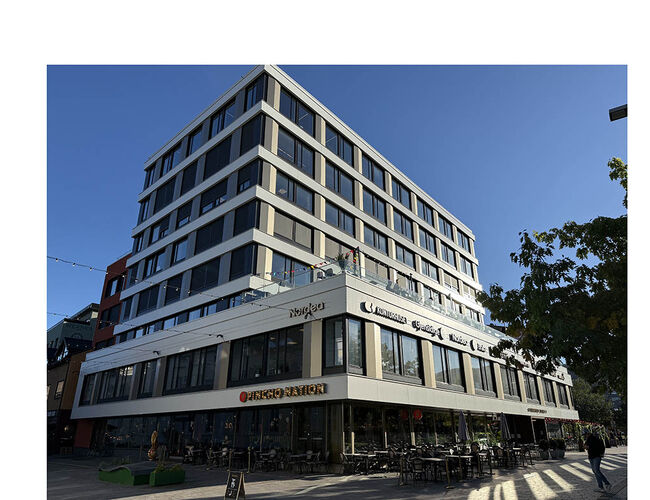 For å møte økte krav til dagslys ble de eksisterende fasadeåpningene utvidet, og noen nye ble etablert. Foto: Dpend