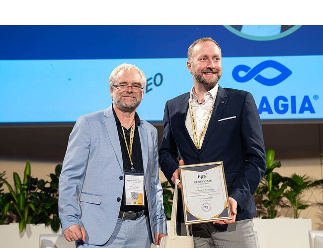 Christian Schlemminer fra Aneo Industry mottar DecarbIndustry-prisen 2025 sammen med Enerin og Pelagia for sitt arbeid med å gjenvinne spillvarme ved bruk av varmepumpeteknologi. Foto: See Digital/European Heat Pump Association