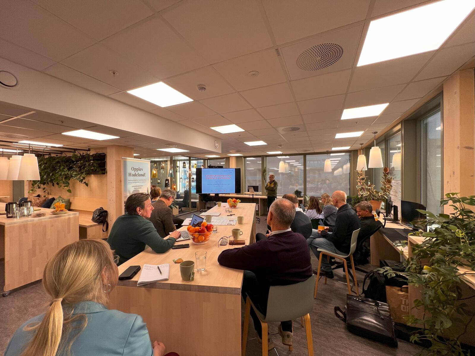 Et bilde som viser folk i et hyggelig lokale drevet av Hadelandshagen